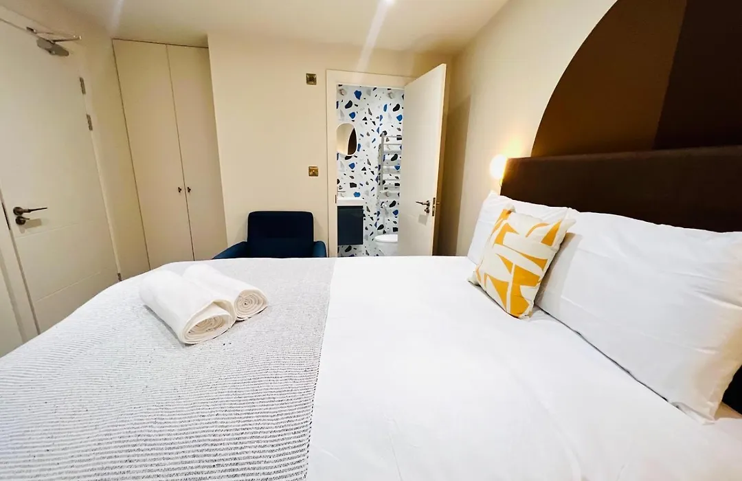 London Holly A Mini Studios Great Location For Tourist!!!-1