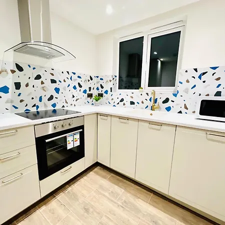 London Holly A Mini Studios Great Location For Tourist!!!-2