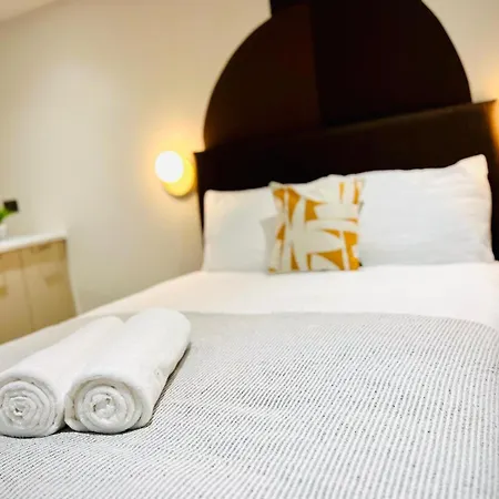 London Holly A Mini Studios Great Location For Tourist!!!-3